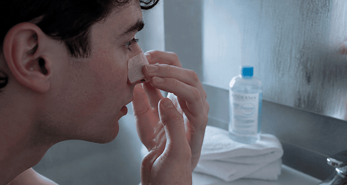 Application pansement pour nez devant miroir