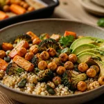 Aliment bon pour la santé : bol quinoa aux légumes et pois chiches