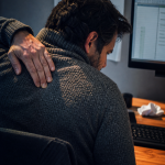 Point dans le milieu du dos : gêne entre omoplates, douleur au bureau