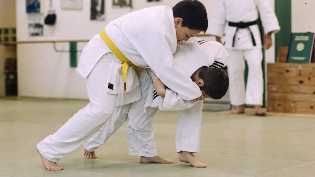 Judo passage ceinture jaune : projection Uki Goshi sur tatami
