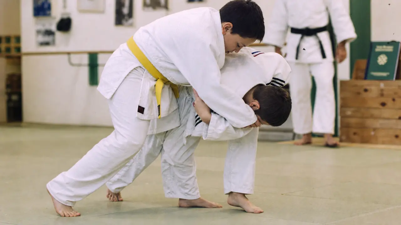 Judo passage ceinture jaune : projection Uki Goshi sur tatami