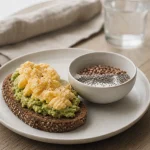 Petit déjeuner sans sucre pour diabétique : toast de seigle, œufs, sarrasin, thé sans sucre