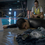 record apnée 24 min : oxygène pur, apnéiste près de la piscine