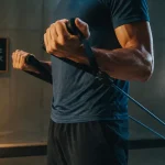 Musculation avec un elastique : tension et ancrage au sol